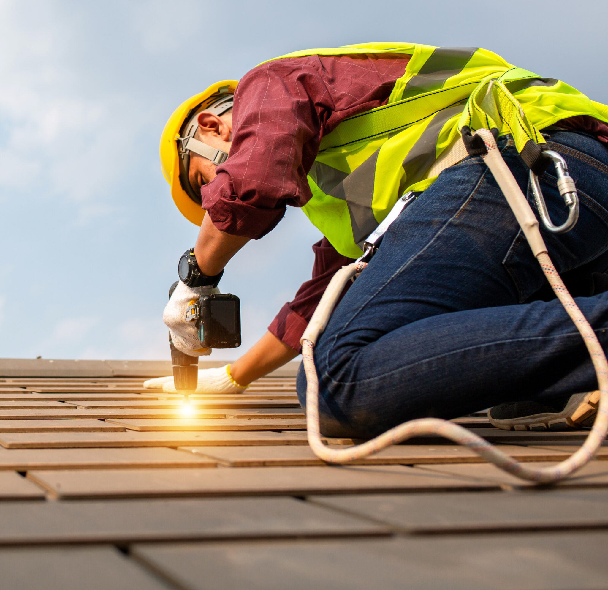 roseburg-roofing-man-on-roof-MOBILE - Standridge Roofing